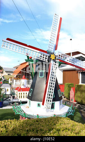 Adélaïde, Australie. Apr 17, 2017. Moulins à vent traditionnel néerlandais réplique décorer le jardin de devant d'une maison de banlieue à Adelaide Australie Crédit : amer ghazzal/Alamy Live News Banque D'Images