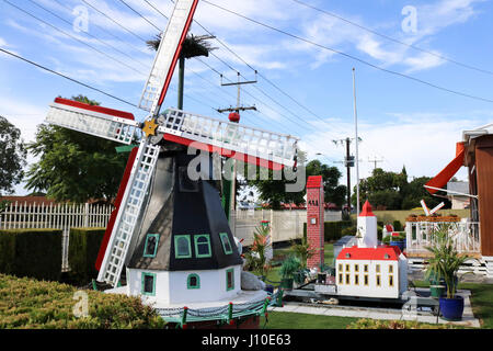 Adélaïde, Australie. Apr 17, 2017. Moulins à vent traditionnel néerlandais réplique décorer le jardin de devant d'une maison de banlieue à Adelaide Australie Crédit : amer ghazzal/Alamy Live News Banque D'Images