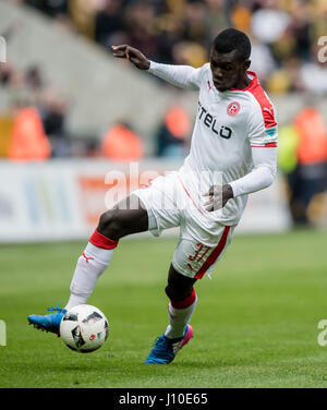 Dresde, Allemagne. Apr 16, 2017. La Düsseldorf Ihlas Bebou durant la Bundesliga match de foot entre SG Dynamo Dresde et Fortuna Düsseldorf dans le stade de DDV à Dresde, Allemagne, 16 avril 2017. Photo : Thomas Eisenhuth/dpa-Zentralbild/ZB/dpa/Alamy Live News Banque D'Images