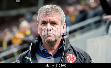 Dresde, Allemagne. Apr 16, 2017. Dusseldorf coach Friedhelm Funkel durant la Bundesliga match de foot entre SG Dynamo Dresde et Fortuna Düsseldorf dans le stade de DDV à Dresde, Allemagne, 16 avril 2017. Photo : Thomas Eisenhuth/dpa-Zentralbild/ZB/dpa/Alamy Live News Banque D'Images