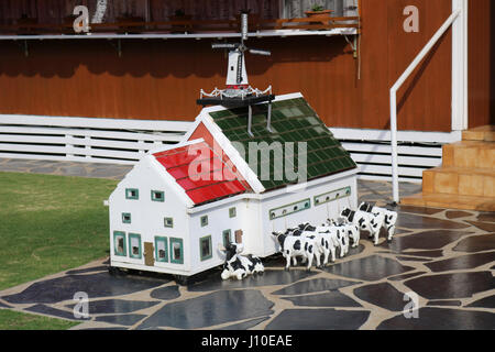 Adélaïde, Australie. Apr 17, 2017. Les moulins à vent typiques néerlandais décorent le jardin de devant d'une maison de banlieue à Adelaide Australie Crédit : amer ghazzal/Alamy Live News Banque D'Images