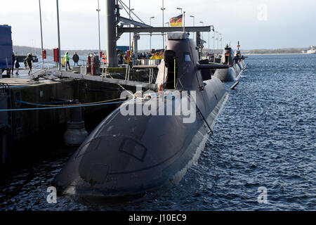 Eckernförde, Allemagne. 13 avr, 2017. Trois sous-marins de classe allemand 212A le sous-marin à quai à Eckernförde, Allemagne, 13 avril 2017. Photo : Carsten Rehder/dpa/Alamy Live News Banque D'Images