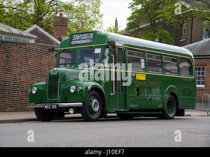 Chatham, Kent, UK. 16 avril 2017. Des centaines de familles sont venus voir classic and vintage cars, camions, machines à vapeur et de véhicules commerciaux et de rouler vintage attractions foraines sont réunis à cran-gevrier dans le Kent pour le festival des transports pour le dernier week-end de Pâques. crédit : Matthew Richardson/Alamy live news Banque D'Images