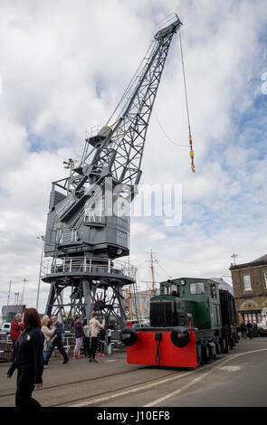 Chatham, Kent, UK. 16 avril 2017. Des centaines de familles sont venus voir classic and vintage cars, camions, machines à vapeur et de véhicules commerciaux et de rouler vintage attractions foraines sont réunis à cran-gevrier dans le Kent pour le festival des transports pour le dernier week-end de Pâques. crédit : Matthew Richardson/Alamy live news Banque D'Images