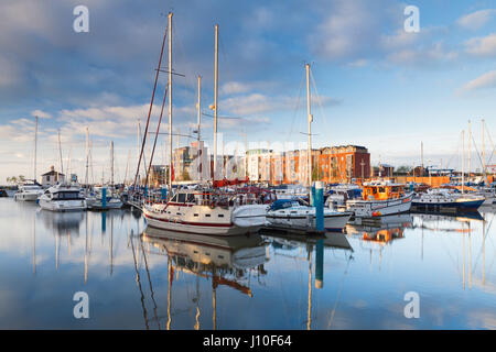 Hull, Royaume-Uni. Apr 17, 2017. Météo France : Début de la lumière du soleil du matin sur le port de plaisance de Hull, le Royaume-Uni Ville de la Culture 2017. Hull, East Yorkshire, UK. Apr 17, 2017. Credit : LEE BEEL/Alamy Live News Banque D'Images