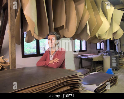 Nathalie Gal, directeur général de Tannerie Gal, d'une tannerie locale, est assis dans la salle de séchage de la tannerie à Bellac, France, 20 février 2017. Le 43-year-old a ouvertement exprimé son opposition envers le français candidat à l'élection présidentielle Marine Le Pen. Photo : Christian Böhmer/dpa Banque D'Images