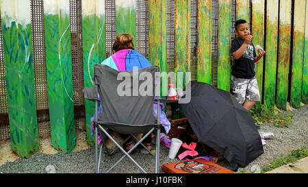 Tijuana, au Mexique. Mar 11, 2017. Une mère et son fils à côté de la frontière qui sépare le Mexique et les États-Unis, à Tijuana, au Mexique, 11 mars 2017. Des centaines d'artistes et les résidents ont transformé une partie de l'US-frontière mexicaine clôture dans l'art comme un moyen d'exprimer leur opposition pacifique à ce qu'ils considèrent la politique isolationniste des Etats-Unis. Photo : Luis Alonso Pérez/dpa/Alamy Live News Banque D'Images