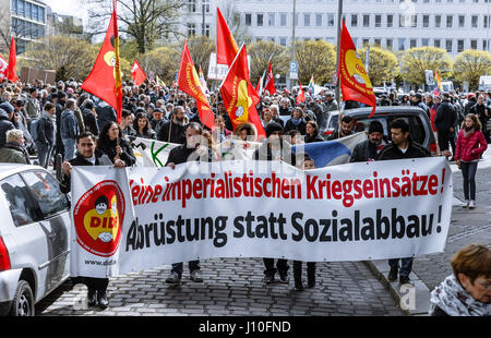 Hambourg, Allemagne. Apr 17, 2017. Les manifestants portent une bannière avec l'inscription 'Pas de guerres impérialistes. Au lieu du désarmement des coupes dans les dépenses sociales !" au cours de cette année, les Pâques Mars par le mouvement de paix à Hambourg, 17 avril 2017. Photo : Markus Scholz/dpa dpa : Crédit photo alliance/Alamy Live News Banque D'Images