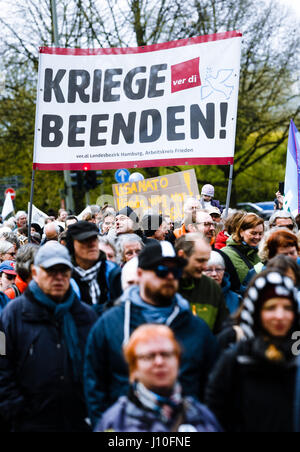 Hambourg, Allemagne. Apr 17, 2017. Les manifestants tenir une bannière avec l'inscription 'fin la guerre !" au cours de cette année, les Pâques Mars par le mouvement de paix à Hambourg, 17 avril 2017. Photo : Markus Scholz/dpa dpa : Crédit photo alliance/Alamy Live News Banque D'Images