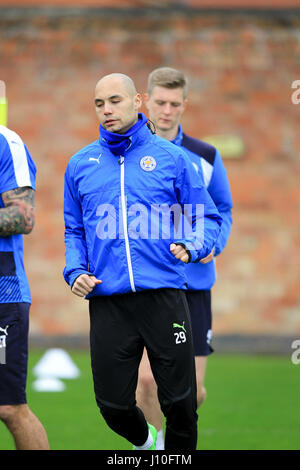 Leicester, Angleterre, 17th, April, 2017. Défenseur Yohan Benalouane ferrochrome formation au sol d'entraînement Belvoir prêt pour la deuxième étape de la Ligue des Champions Quart de finale cravate avec l'Atletico Madrid. © Phil Hutchinson/Alamy Live News Banque D'Images