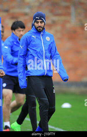 Leicester, Angleterre, 17th, April, 2017. Le milieu de ferrochrome à Riyad Mahrez formation au sol d'entraînement Belvoir prêt pour la deuxième étape de la Ligue des Champions Quart de finale cravate avec l'Atletico Madrid. © Phil Hutchinson/Alamy Live News Banque D'Images