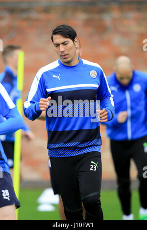 Leicester, Angleterre, 17th, April, 2017. Ferrochrome Leonardo Ulloa gâche la formation au sol d'entraînement Belvoir prêt pour la deuxième étape de la Ligue des Champions Quart de finale cravate avec l'Atletico Madrid. © Phil Hutchinson/Alamy Live News Banque D'Images