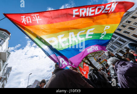 Hambourg, Allemagne. 17 avr, 2017. dpatop - un drapeau arc-en-ciel avec le mot "paix" écrit en plusieurs langues, au cours de mars du printemps de cette année par le mouvement de paix à Hambourg, 17 avril 2017. Photo : Markus Scholz/dpa dpa : Crédit photo alliance/Alamy Live News Banque D'Images