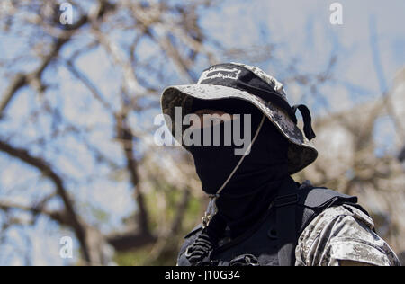 La ville de Gaza, la bande de Gaza, en Palestine. Apr 17, 2017. Un militant masqué des Brigades Izzedine al-Qassam, la branche militaire du Hamas, assiste à un rassemblement marquant la Journée des prisonniers palestiniens à Gaza, le lundi 17 avril, 2017. Credit : Mahmoud Issa/Quds Net News Wire/ZUMA/Alamy Live News Banque D'Images