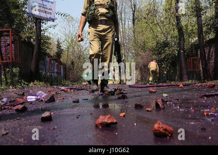 Srinagar, au Cachemire. Apr 17, 2017. Les policiers indiens montent la garde à l'extérieur d'un collège après des affrontements à Srinagar, capitale d'été du Cachemire, le 17 avril 2017. Des dizaines de personnes, principalement des étudiants, ont été blessées dans les manifestations anti-Inde et des affrontements avec les forces gouvernementales dans le Cachemire agitée lundi. Credit : Javed Dar/Xinhua/Alamy Live News Banque D'Images