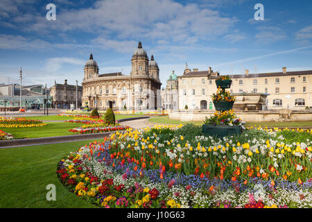 Queen's Gardens, Hull, Royaume-Uni. Apr 17, 2017. Météo France : la lumière du soleil du matin sur Queen's Gardens avec le Maritime Museum et hôtel de ville en arrière-plan. Hull, le Royaume-Uni Ville de la Culture 2017. Hull, East Yorkshire, UK. 17 avril 2017. Credit : LEE BEEL/Alamy Live News Banque D'Images