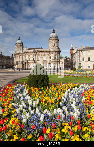 Queen's Gardens, Hull, Royaume-Uni. Apr 17, 2017. Météo France : la lumière du soleil du matin sur Queen's Gardens avec le Maritime Museum et hôtel de ville en arrière-plan. Hull, le Royaume-Uni Ville de la Culture 2017. Hull, East Yorkshire, UK. 17 avril 2017. Credit : LEE BEEL/Alamy Live News Banque D'Images