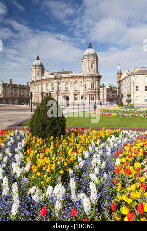 Queen's Gardens, Hull, Royaume-Uni. Apr 17, 2017. Météo France : la lumière du soleil du matin sur Queen's Gardens avec le Maritime Museum et hôtel de ville en arrière-plan. Hull, le Royaume-Uni Ville de la Culture 2017. Hull, East Yorkshire, UK. 17 avril 2017. Credit : LEE BEEL/Alamy Live News Banque D'Images