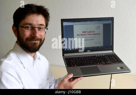 Eckernfoerde, Allemagne. 13 avr, 2017. Tobias Scholz dans le bureau des finances à Eckernfoerde, Allemagne, 13 avril 2017. Le Fonds monétaire international (FMI) est un projet visant à renforcer les capacités d'évaluation fiscale de l'Etat bosniaque. Scholz a été chargé d'aider à concevoir un logiciel spécial. Photo : Carsten Rehder/dpa/Alamy Live News Banque D'Images