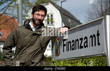 Eckernfoerde, Allemagne. 13 avr, 2017. Tobias Scholz dans le bureau des finances à Eckernfoerde, Allemagne, 13 avril 2017. Le Fonds monétaire international (FMI) est un projet visant à renforcer les capacités d'évaluation fiscale de l'Etat bosniaque. Scholz a été chargé d'aider à concevoir un logiciel spécial. Photo : Carsten Rehder/dpa/Alamy Live News Banque D'Images