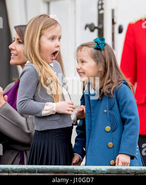 Aarhus, Danemark. Apr 16, 2017. La princesse Joséphine et la Princesse Athena du Danemark assister à la 77e anniversaire de la Reine Margrethe au palais de Marselisborg à Aarhus, Danemark, 16 avril 2017. P Photo : Patrick van Katwijk/Dutch Photo Presse/dpa/Alamy Live News Banque D'Images