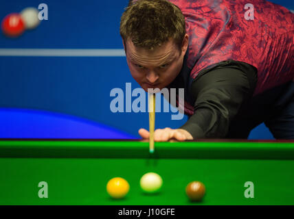 Sheffield, Royaume-Uni. Apr 17, 2017. Shaun Murphy d'Angleterre fait concurrence au cours de son premier match contre Yan Bingtao de Chine à la World Snooker Championship 2017 à Sheffield, UK, le 17 avril 2017. Crédit : Jon Buckle/Xinhua/Alamy Live News Banque D'Images