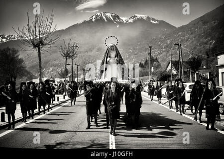 14 avril 2017 - Bossost, Lleida, Espagne - Femmes portant la traditionnelle mantilla portent une image en bois représentant la Vierge Marie au cours de la procession du Vendredi Saint par les rues du village pyrénéen de Bossost.La ville de Bossost, situé dans le nord de la chaîne des Pyrénées à l'entité administrative de la Val d'Aran, est un petit village de 1000 habitants qui depuis 1879 réalise la procession du Vendredi saint au cours de la semaine sainte. C'est le seul village de la région qui a maintenu cette tradition et au cours de cette journée la majorité de ses habitants s'habiller comme pénitents à prendre à t Banque D'Images