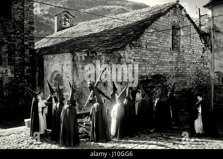 14 avril 2017 - Bossost, Lleida, Espagne - Amis de Bossost habillés en pénitents rester à côté de l'église quelques instants avant de commencer la procession du Vendredi Saint par les rues du village des Pyrénées.La ville de Bossost, situé dans le nord de la chaîne des Pyrénées à l'entité administrative de la Val d'Aran, est un petit village de 1000 habitants qui depuis 1879 réalise la procession du Vendredi saint au cours de la semaine sainte. C'est le seul village de la région qui a maintenu cette tradition et au cours de cette journée la majorité de ses habitants habillés en pénitents à descendre dans la rue en p Banque D'Images