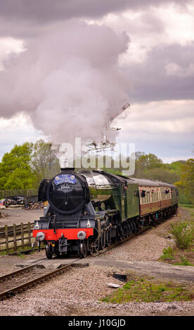 Newick, Royaume-Uni. 17 avril 2017. Le Flying Scotsman visite le Bluebell Railway à East Sussex. Le Bluebell a été le premier chemin de fer à vapeur standard de préservation de jauge au Royaume-Uni. La photo montre le Flying Scotsman arrivant à la gare de Horsted Keynes sur son trajet vers East Grinstead. Crédit : Jim Holden/Alay Live News Banque D'Images