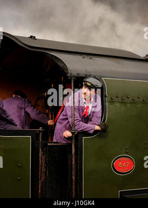 The Flying Scotsman visites les Bluebell Railway dans l'East Sussex. Les Bluebell a été le premier chemin de fer à vapeur de préservation du langage standard au Royaume-Uni. L'image montre un deuxième moteur Maunsell No 847 (**pas Scotsman) également en service pour transporter des passagers ailleurs sur la ligne aujourd'hui. Banque D'Images