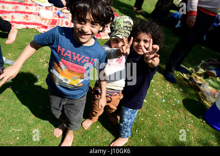 Le Caire, Égypte. Apr 17, 2017. Les enfants posent pour une photo alors qu'ils célèbrent le festival égyptien traditionnel jambon 'el-Nessim' au Caire, Égypte, le 17 avril 2017. Tomber sur le premier lundi après la Pâque copte, l'imposture el-Nessim, littéralement traduit comme 'Smell le Breeze", est un festival traditionnel égyptien datant de l'âge de Pharaon, qui signifie l'arrivée du printemps. Credit : Zhao Dingzhe/Xinhua/Alamy Live News Banque D'Images