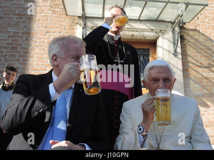 La cité du Vatican. 17 avril, 2017. Le Pape Benoît XVI à la retraite (R) et le premier ministre de l'État de Bavière, Horst Seehofer (CSU), boire un verre de bière dans le jardin du Vatican dans la Cité du Vatican, 17 avril 2017. Le secrétaire particulier de Benoît Georg Gaenswein est derrière les deux. Benoît célèbre son 90e anniversaire et a reçu des visiteurs de Bavière, l'état allemand d'où il est originaire. Son anniversaire a été célébré avec un petit cercle d'intimes dont son frère aîné Georg Gaenswein, et sa gouvernante. Photo : Lena Klimkeit/dpa dpa : Crédit photo alliance/Alamy Live News Banque D'Images