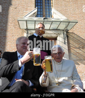 La cité du Vatican. 17 avril, 2017. Le Pape Benoît XVI à la retraite (R) et le premier ministre de l'État de Bavière, Horst Seehofer (CSU), boire un verre de bière dans le jardin du Vatican dans la Cité du Vatican, 17 avril 2017. Le secrétaire particulier de Benoît Georg Gaenswein est derrière les deux. Benoît célèbre son 90e anniversaire et a reçu des visiteurs de Bavière, l'état allemand d'où il est originaire. Son anniversaire a été célébré avec un petit cercle d'intimes dont son frère aîné Georg Gaenswein, et sa gouvernante. Photo : Lena Klimkeit/dpa dpa : Crédit photo alliance/Alamy Live News Banque D'Images