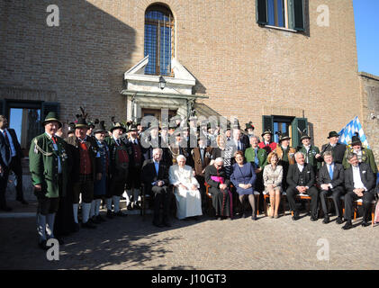 La cité du Vatican. 17 avril, 2017. L-R : Le premier ministre de l'État de Bavière, Horst Seehofer (CSU), le Pape Benoît XVI a pris sa retraite, son frère Georg, président du parlement de la Bavière Barbara Stamm et d'autres invités dans le jardin du Vatican dans la Cité du Vatican, 17 avril 2017. Benoît célèbre son 90e anniversaire et a reçu des visiteurs de Bavière, l'état allemand d'où il est originaire. Son anniversaire a été célébré avec un petit cercle d'intimes, y compris son frère Georg, son secrétaire privé et sa gouvernante. Photo : Lena Klimkeit/dpa dpa : Crédit photo alliance/Alamy Live New Banque D'Images