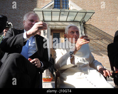 La cité du Vatican. 17 avril, 2017. Le Pape Benoît XVI à la retraite (R) et le premier ministre de l'État de Bavière, Horst Seehofer (CSU), boire un verre de spiritueux dans le jardin du Vatican dans la Cité du Vatican, 17 avril 2017. Le secrétaire particulier de Benoît Georg Gaenswein est derrière les deux. Benoît célèbre son 90e anniversaire et a reçu des visiteurs de Bavière, l'état allemand d'où il est originaire. Son anniversaire a été célébré avec un petit cercle d'intimes dont son frère aîné Georg Gaenswein, et sa gouvernante. Photo : Lena Klimkeit/dpa dpa : Crédit photo alliance/Alamy Live News Banque D'Images