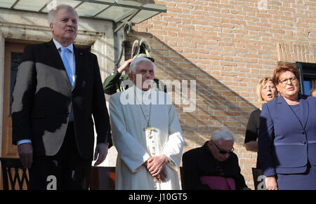 La cité du Vatican. 17 avril, 2017. L-R : Horst Seehofer (CSU), le premier ministre de Bavière, a pris sa retraite le Pape Benoît XVI, son borther Georg et le président du parlement de la Bavière Barbara Stamm dans la Cité du Vatican, 17 avril 2017. Benoît célèbre son 90e anniversaire et a reçu des visiteurs de Bavière, l'état allemand d'où il est originaire. Son anniversaire a été célébré avec un petit cercle d'intimes dont son frère aîné Georg Gaenswein, et sa gouvernante. Photo : Lena Klimkeit/dpa dpa : Crédit photo alliance/Alamy Live News Banque D'Images