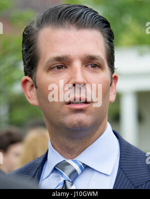 Washington DC, USA. Apr 17, 2017. Donald J. Trump, Jr., fils de Président des Etats-Unis, Donald J. Trump s'adresse aux journalistes lors de l'assemblée annuelle aux Œufs de Pâques sur la pelouse Sud de la Maison Blanche à Washington, DC Le Lundi, Avril 17, 2017. Credit : Ron Sachs/CNP /MediaPunch MediaPunch Crédit : Inc/Alamy Live News Banque D'Images