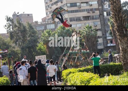 Le Caire, Égypte. Apr 17, 2017. Les gens célèbrent le festival égyptien traditionnel jambon 'el-Nessim' le long de la banque du Nil au Caire, Égypte, le 17 avril 2017. Tomber sur le premier lundi après la Pâque copte, l'imposture el-Nessim, littéralement traduit comme 'Smell le Breeze", est un festival traditionnel égyptien datant de l'âge de Pharaon, qui signifie l'arrivée du printemps. Credit : Meng Tao/Xinhua/Alamy Live News Banque D'Images