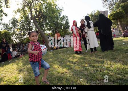 Le Caire, Égypte. Apr 17, 2017. Les gens célèbrent le festival égyptien traditionnel jambon 'el-Nessim' le long de la banque du Nil au Caire, Égypte, le 17 avril 2017. Tomber sur le premier lundi après la Pâque copte, l'imposture el-Nessim, littéralement traduit comme 'Smell le Breeze", est un festival traditionnel égyptien datant de l'âge de Pharaon, qui signifie l'arrivée du printemps. Credit : Meng Tao/Xinhua/Alamy Live News Banque D'Images