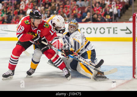 Chicago, Illinois, USA. Apr 15, 2017. # 19 - Blackhawk Jonathan Toews tente un tir sur le Gardien prédateur # 35 Pekka Rinne durant la première ronde de la Ligue nationale de hockey des séries éliminatoires entre les Blackhawks de Chicago et les Predators de Nashville au United Center de Chicago, IL. Credit : csm/Alamy Live News Banque D'Images