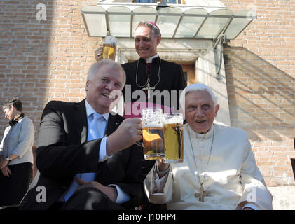 La cité du Vatican. 17 avril, 2017. Le Pape Benoît XVI à la retraite (R) et le premier ministre de l'État de Bavière, Horst Seehofer (CSU), boire un verre de bière dans le jardin du Vatican dans la Cité du Vatican, 17 avril 2017. Le secrétaire particulier de Benoît Georg Gaenswein est derrière les deux. Benoît célèbre son 90e anniversaire et a reçu des visiteurs de Bavière, l'état allemand d'où il est originaire. Son anniversaire a été célébré avec un petit cercle d'intimes dont son frère aîné Georg Gaenswein, et sa gouvernante. Photo : Lena Klimkeit/dpa Banque D'Images