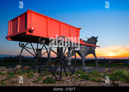 Southport, Merseyside, 17 avril. Météo britannique. Un magnifique coucher de soleil repose sur le cheval et panier des statues dans Southport sur Merseyside. Les statues représentent l'industrie de pêche traditionnelle dans la ville et le cheval et les charrettes qui voyageaient le long de la plage avec la prise du jour. Shrimper vétéran Gerald Rimmer, qui shrimped pendant 25 ans à l'aide d'un cheval et le chariot, au départ, le garde-temps de la ville de Southport commémorant fier patrimoine crevette. Credit : Cernan Elias/Alamy Live News Banque D'Images