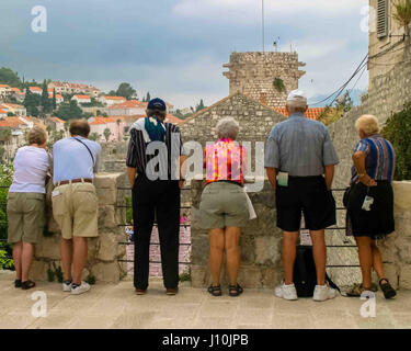 Korcula, Croatie. 9 octobre, 2004. Un groupe d'une performance de montres "Moreska", une danse de l'épée traditionnelle Korcula, à partir de ci-dessus. Credit : Arnold Drapkin/ZUMA/Alamy Fil Live News Banque D'Images