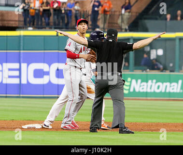 Houston, TX, USA. Apr 17, 2017. Astros de Houston droit fielder Josh Reddick (22) est appelé en sécurité après l'échec d'une tentative de jouer deux fois par Los Angeles Angels shortstop Andrelton Simmons (2) dans la 3e manche au cours de la MLB match entre les Los Angeles Angels et les Astros de Houston au Minute Maid Park de Houston, TX. John Glaser/CSM/Alamy Live News Banque D'Images