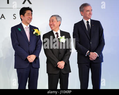 Tokyo, Japon. Apr 17, 2017. Le Premier ministre japonais Shinzo Abe (L) avec le président Mori Building Tsuji Shingo (C) et directeur général du groupe LVMH Bernard Arnault (R) lors de la cérémonie d'ouverture de la nouvelle vue de Tokyo Ginza Ginza de Tokyo, six dans le quartier de la mode le Lundi, Avril 17, 2017. Le nouveau bureau commercial et complexe qui a 420 magasins de marques de mode s'ouvrira le 20 avril. Credit : Yoshio Tsunoda/AFLO/Alamy Live News Banque D'Images