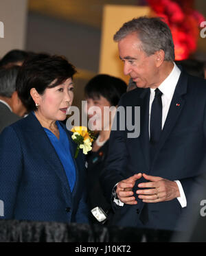 Tokyo, Japon. Apr 17, 2017. Gouverneur de Tokyo, Yuriko Koike (L) s'entretient avec le conglomérat mode français LVMH Bernard Arnault PDG du groupe lors de la cérémonie d ouverture du nouveau monument de Tokyo Ginza Ginza de Tokyo, six dans le quartier de la mode le Lundi, Avril 17, 2017. Le nouveau bureau commercial et complexe qui a 420 magasins de marques de mode s'ouvrira le 20 avril. Credit : Yoshio Tsunoda/AFLO/Alamy Live News Banque D'Images