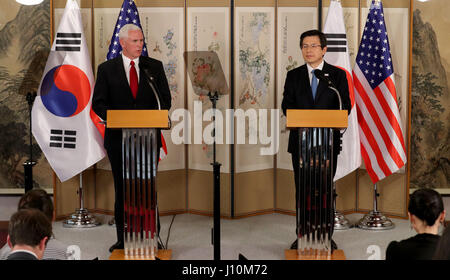 Séoul, Corée du Sud. Apr 17, 2017. Le Vice-président américain Mike Pence (L) et du Sud Le Premier ministre coréen Hwang Kyo-ahn, qui est le président de la Corée du Sud, par intérim, assister à une conférence de presse conjointe à Séoul, Corée du Sud, le 17 avril 2017. Visiter Vice président américain Mike Pence a déclaré lundi que "l'ère de la patience stratégique est plus' sur la République populaire démocratique de Corée (RPDC). Credit : action de la Corée du Sud, le Président et le premier ministre social-Pool/Xinhua/Alamy Live News Banque D'Images