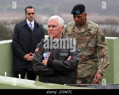 Séoul, Corée du Sud. Apr 17, 2017. Le Vice-président américain Mike Pence (avant) visite l'Observation Post Ouellette dans la zone démilitarisée (DMZ), près de la trêve village de Panmunjom, Corée du Sud, le 17 avril 2017. Credit : piscine/Xinhua/Alamy Live News Banque D'Images