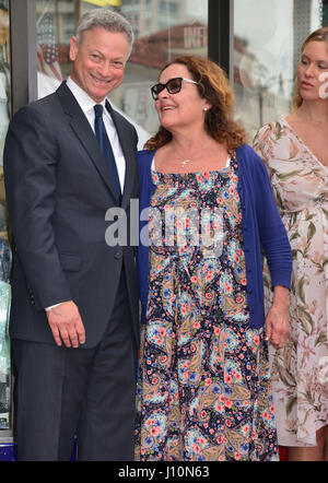 Los Angeles, USA. Apr 17, 2017. Gary Sinise Star 12 femme Moira Gary Sinise honoré avec une étoile sur le Hollywood Walk of Fame à Los Angeles. 17 avril, 2017. Credit : Tsuni/USA/Alamy Live News Banque D'Images