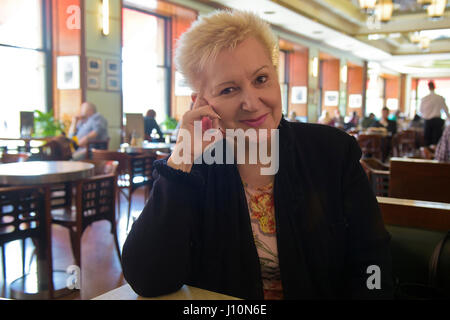 Prague, République tchèque. Apr 11, 2017. La soprano tchèque Eva Urbanova donne une interview à CTK à Prague, République tchèque, le 11 avril 2017. Credit : Michal Kamaryt/CTK Photo/Alamy Live News Banque D'Images